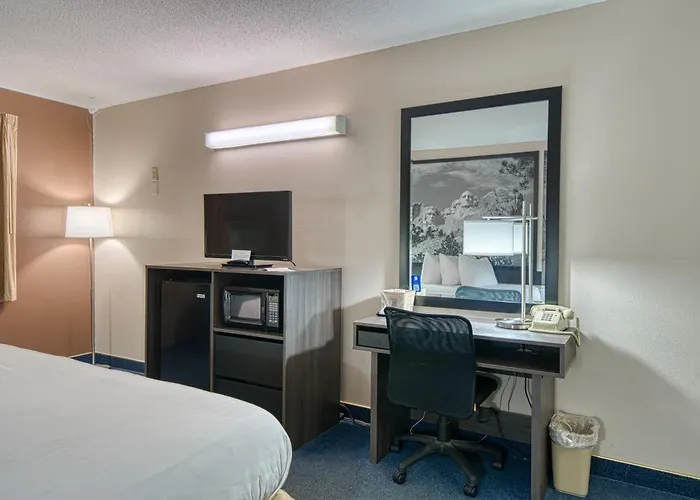 Super 8 By Wyndham Sturgis