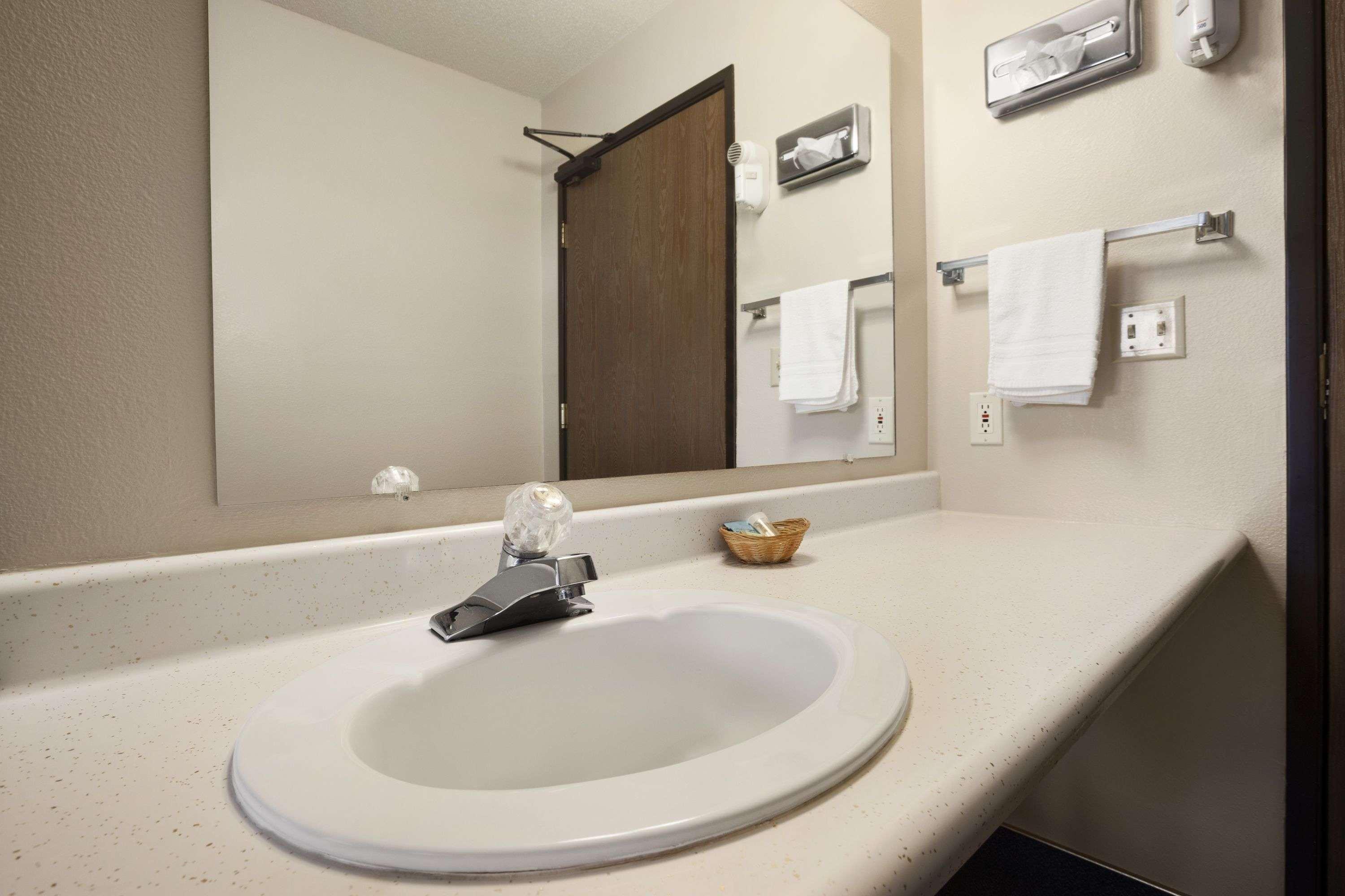 Super 8 By Wyndham Hotel