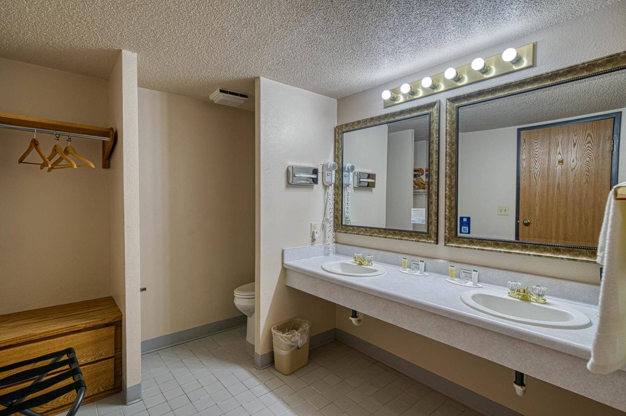 Super 8 By Wyndham Hotel